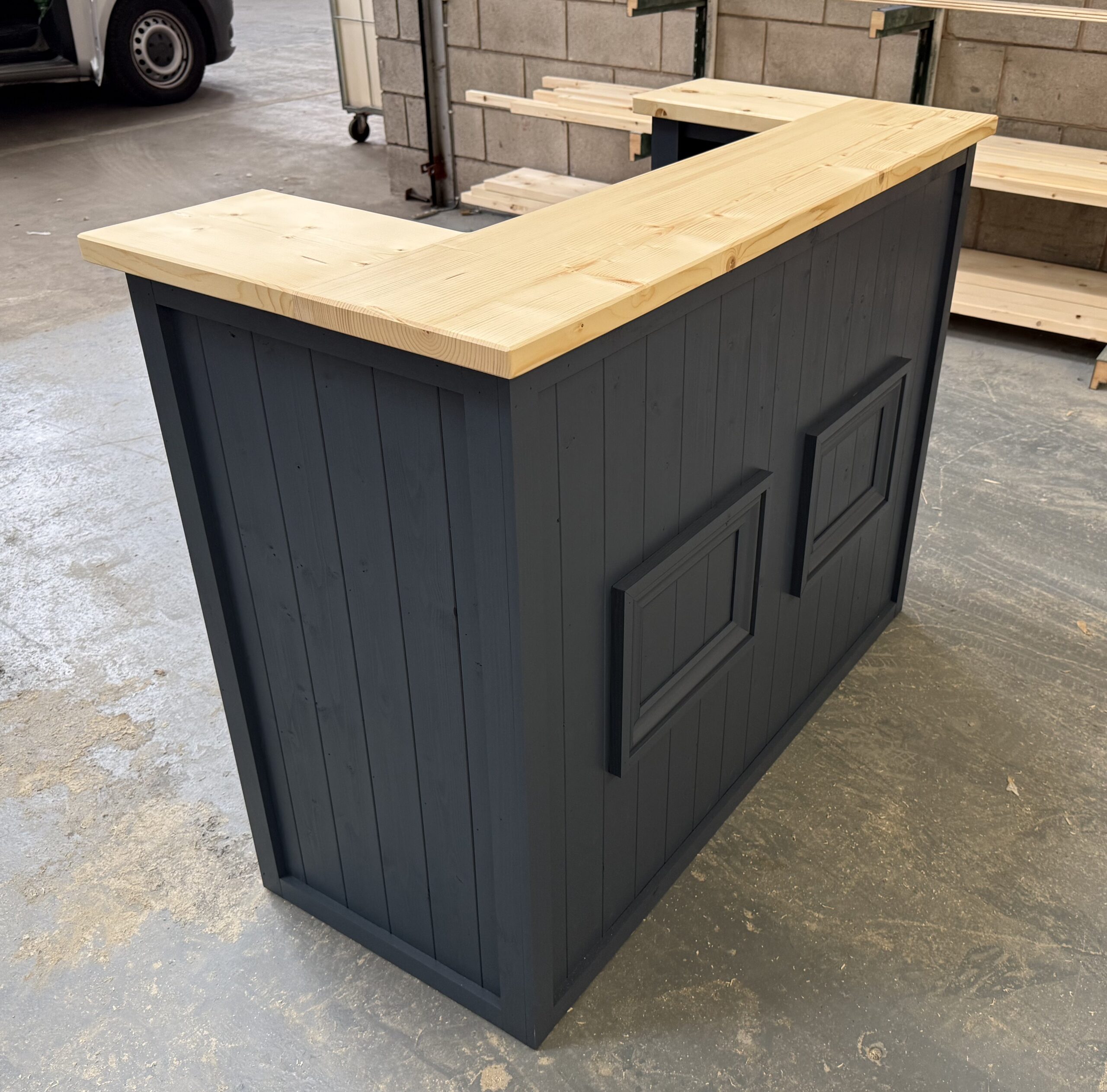 home bar u shape, grey and varnished top